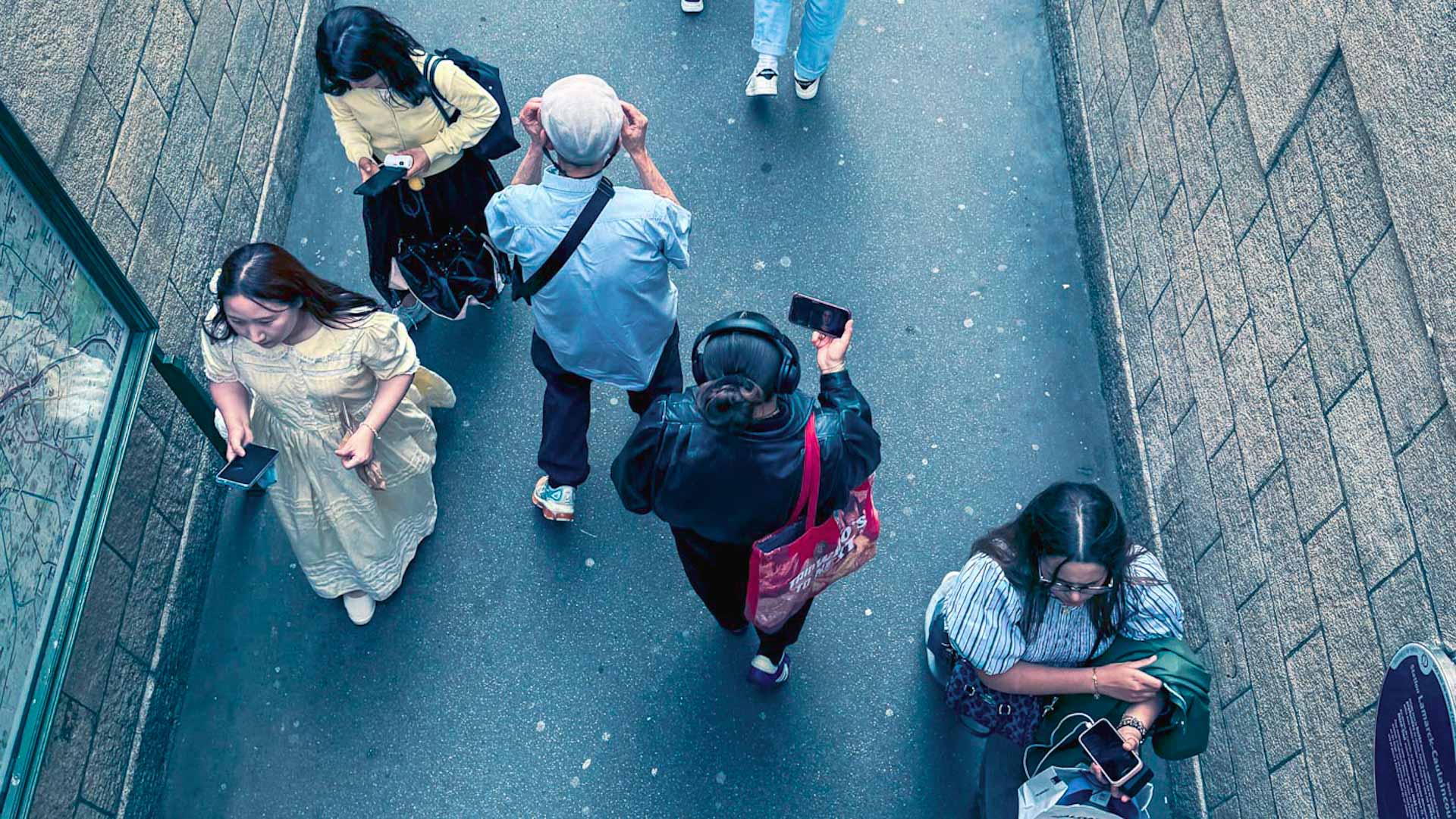 Groupe de personnes dans la rue, public concerné par les arnaques numériques