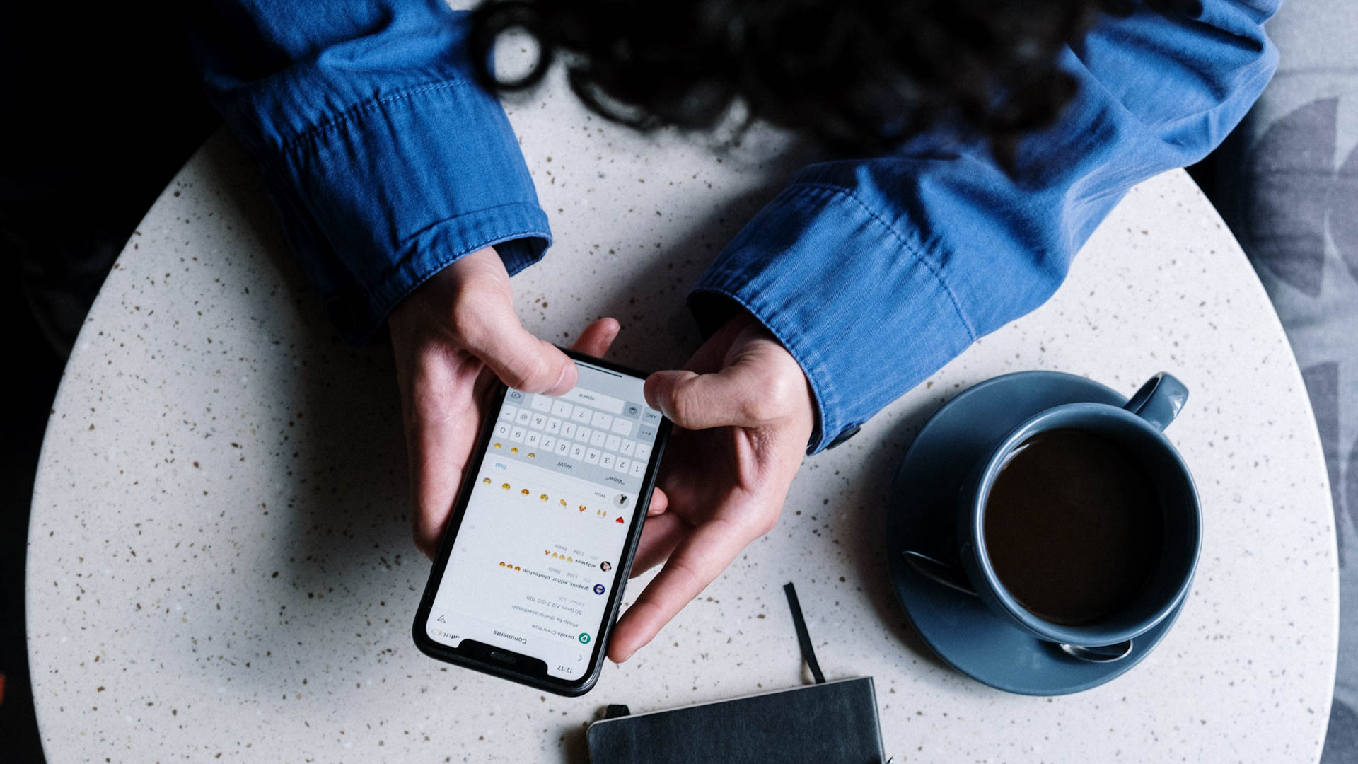 Mains tenant un smartphone, prévention des arnaques au quotidien