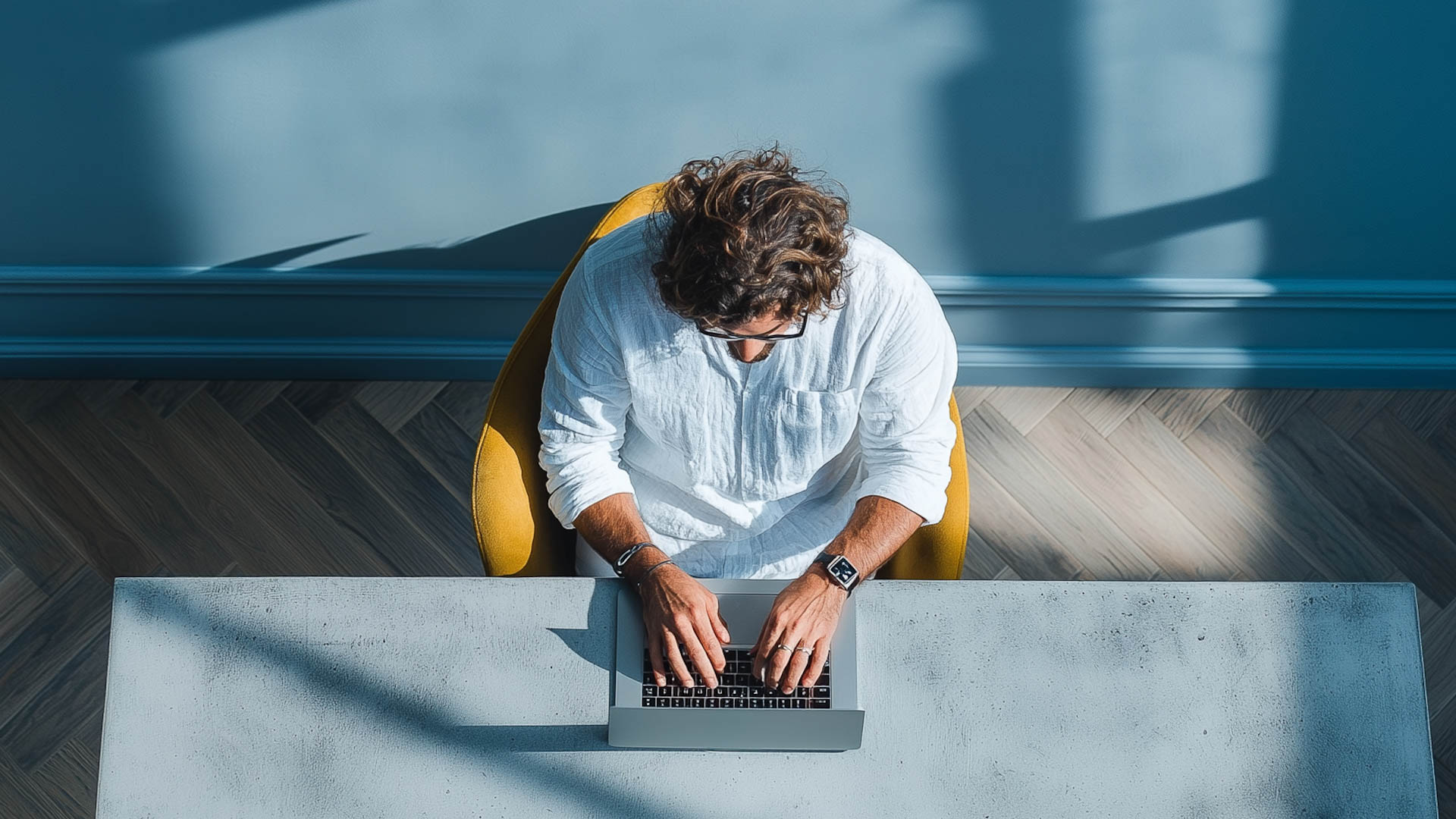 Homme au bureau sur son ordinateur portable, vigilance face aux arnaques numériques